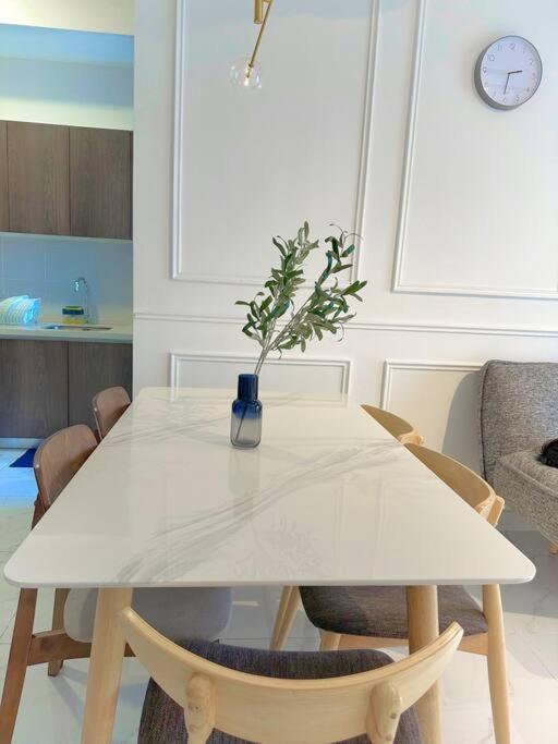 Netflix Two Bedroom Troika 118 *