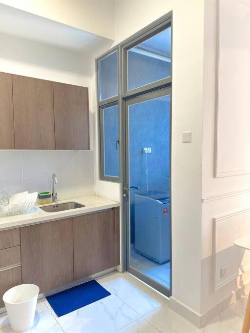 Netflix Two Bedroom Troika 118 *