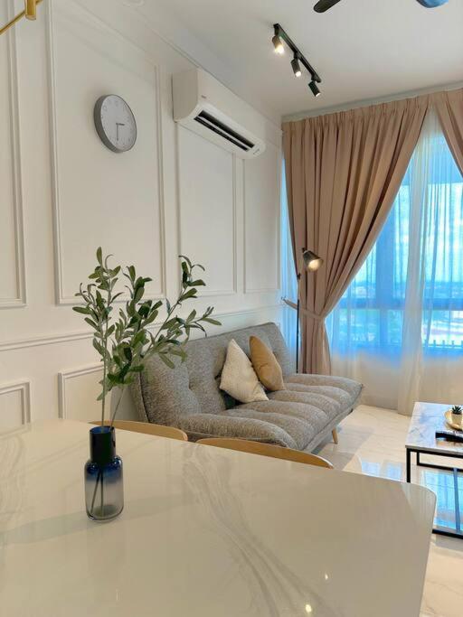 Netflix Two Bedroom Troika 118 Apartment