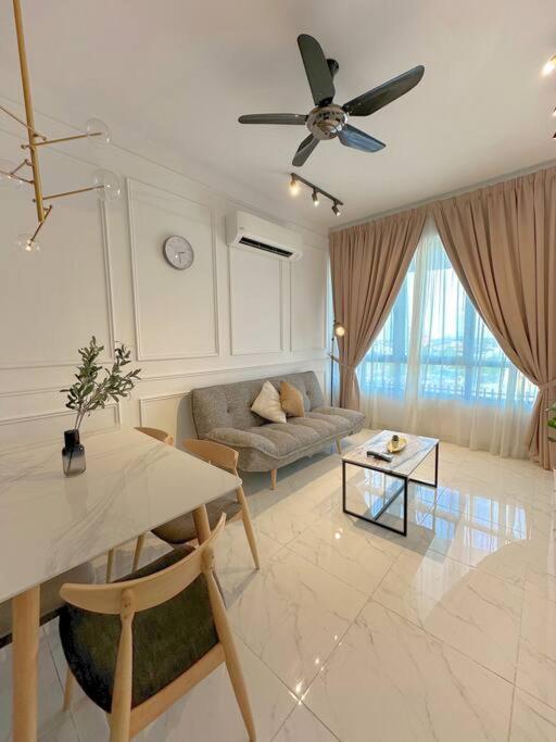 Netflix Two Bedroom Troika 118 Apartment *